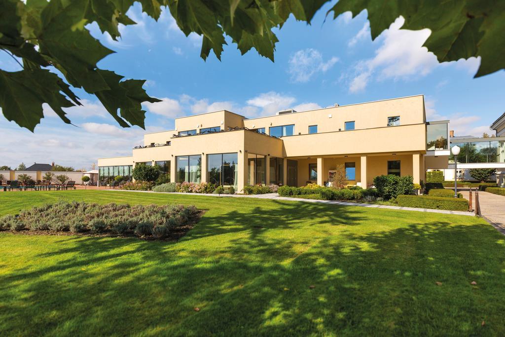 Amade Chateau Vrakun Exterior photo
