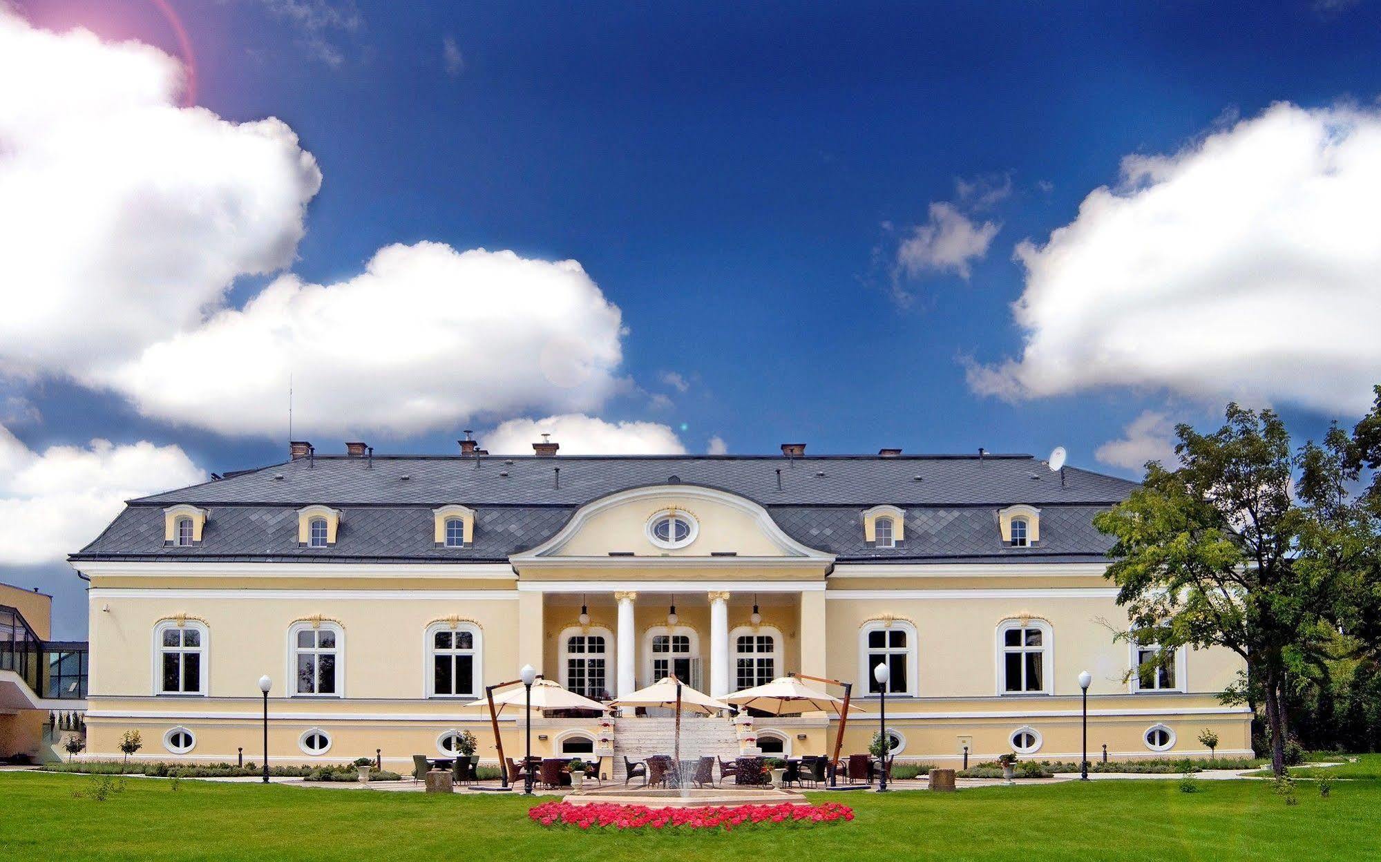 Amade Chateau Hotel Vrakun Exterior photo